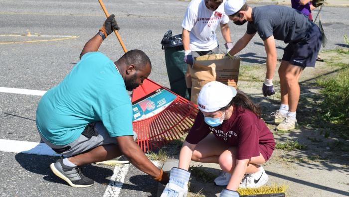 More than 70 Springfield College NSO student leaders led the first-year students to more than 40 separate locations throughout the city of Springfield and engaged in community service work.