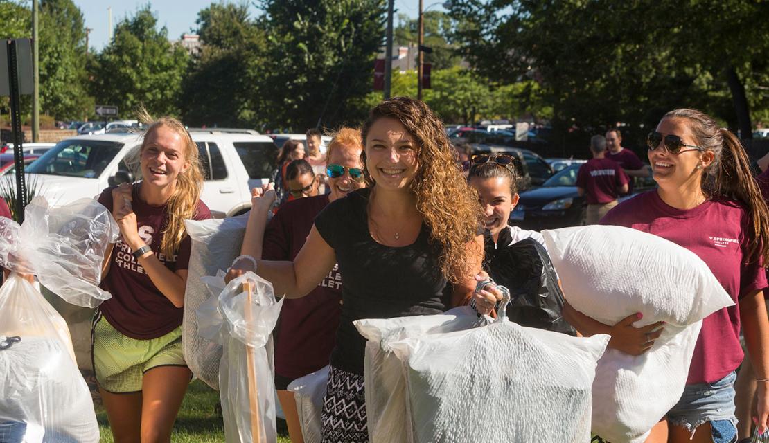 Students move in bag during move-in day.