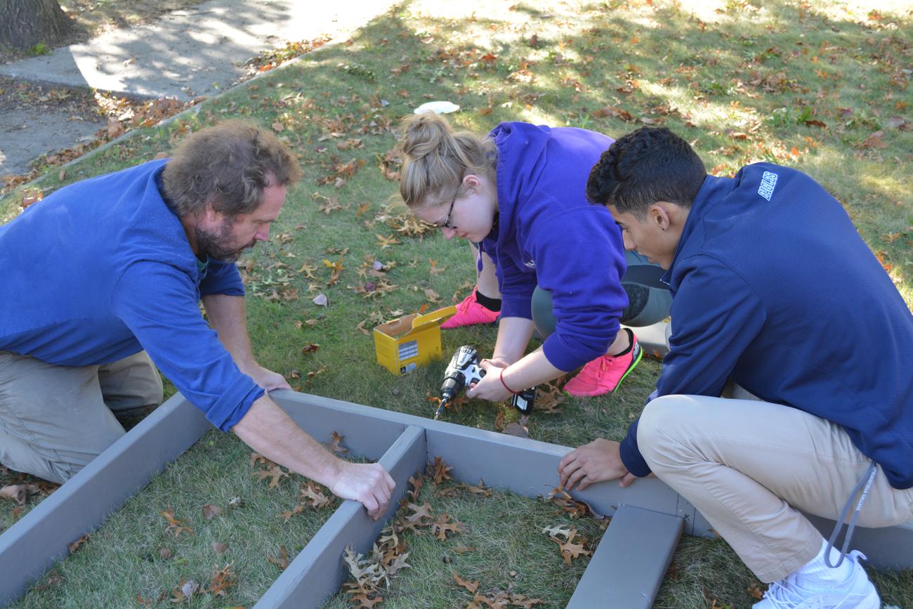 students helping build the artist habitat.