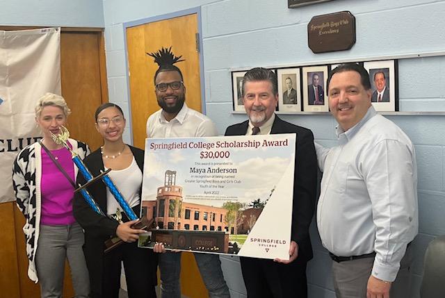 A group picture with the award winner